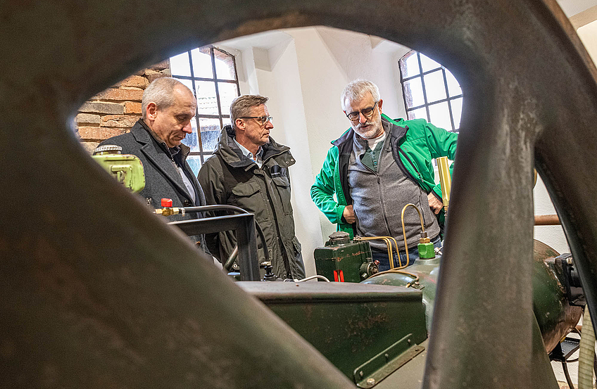 Franz Josef Albers (rechts) erläutert den Herforder Motor.