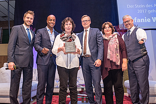 Preisträgerin Stefanie Wächter (3. von links) mit Sven Lake, Yared Dibaba, Bürgermeister Otto Steinkamp, Laudatorin Petra Eckhardt und Rainer Schmidt.