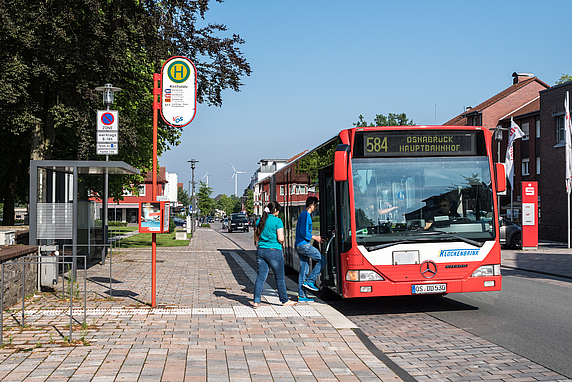 Bus der Linie 584 am Kirchplatz