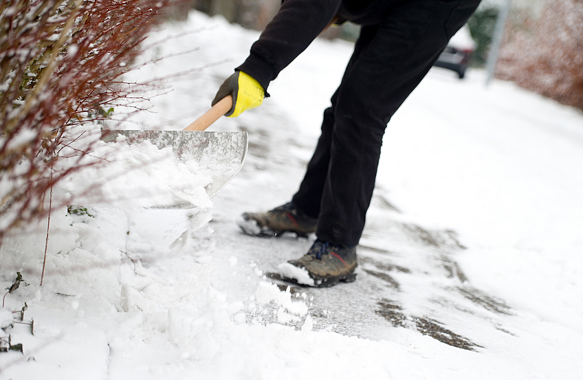 So ist es richtig: Der Schnee sollte vom Gehweg auf das eigene Grundstück geschoben werden. Foto: Adobe Stock / VRD