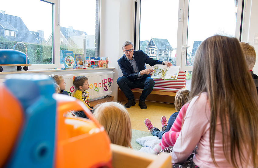 Von der kleinen Spinne Widerlich erzählte Bürgermeister Otto Steinkamp den Kindern im Kindergarten St. Stephanus.