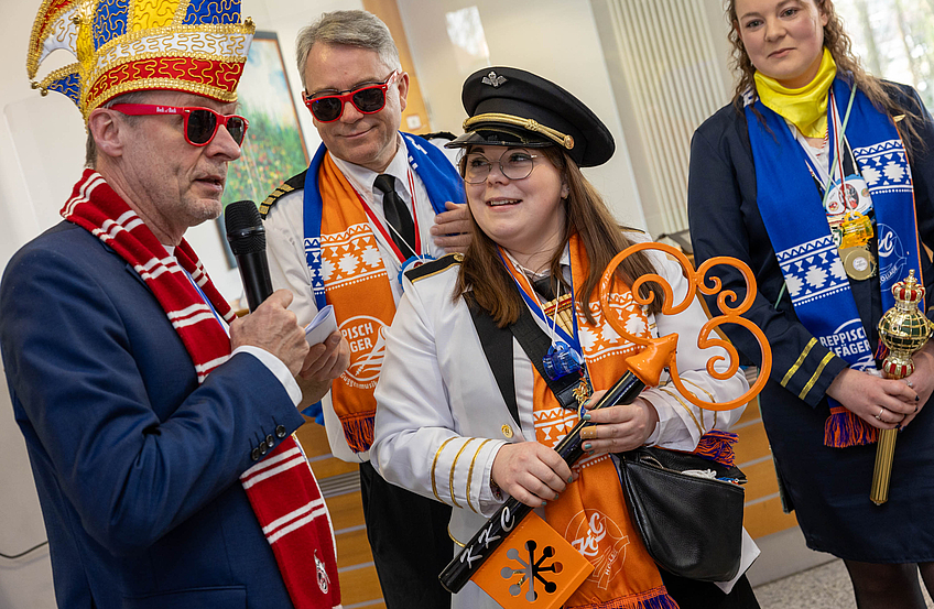 Schlüsselrückgabe des Kolping-Karneval-Clubs Hollage an Bürgermeister Otto Steinkamp.