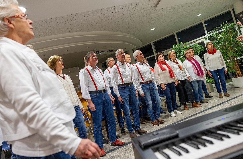 Der Chor Vokal fatal begleitet die Vernissage.
