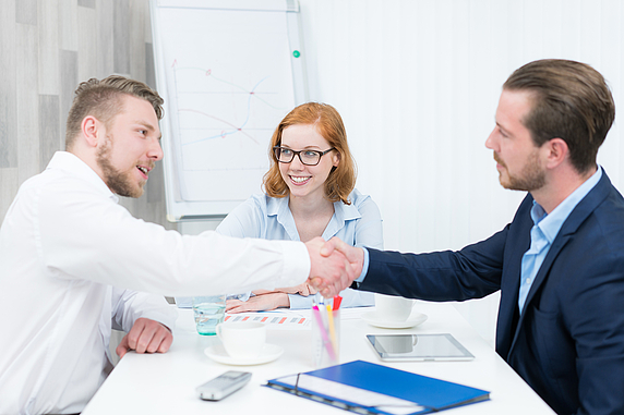 Streit schlichten und mit den beteiligten Parteien eine außergerichtliche Einigung erzielen ist die Aufgabe von Schiedspersonen. Symbolfoto: pictworks – stock.adobe.com