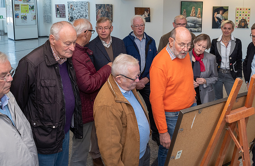 Die Ehrenamtlichen des Archivs für Heimatgeschichte erläutern Bürgermeister Otto Steinkamp (rechts) die neu aufgestellt Collage.