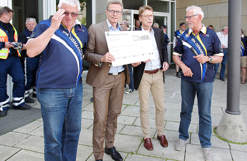 500 Euro zugunsten der Kinderkrebshilfe überreichten Bürgermeister Otto Steinkamp (zweiter von links) und Hans-Heinrich Leerkamp (dritter von links) an Karl-Heinz Thiemann (rechts) und IPA-Schatzmeister Arnold Treusch von Buttlar.
