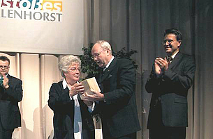 Karl-Heinz Voerste überreicht Margot Landwehr den Stein des Anstoßes 