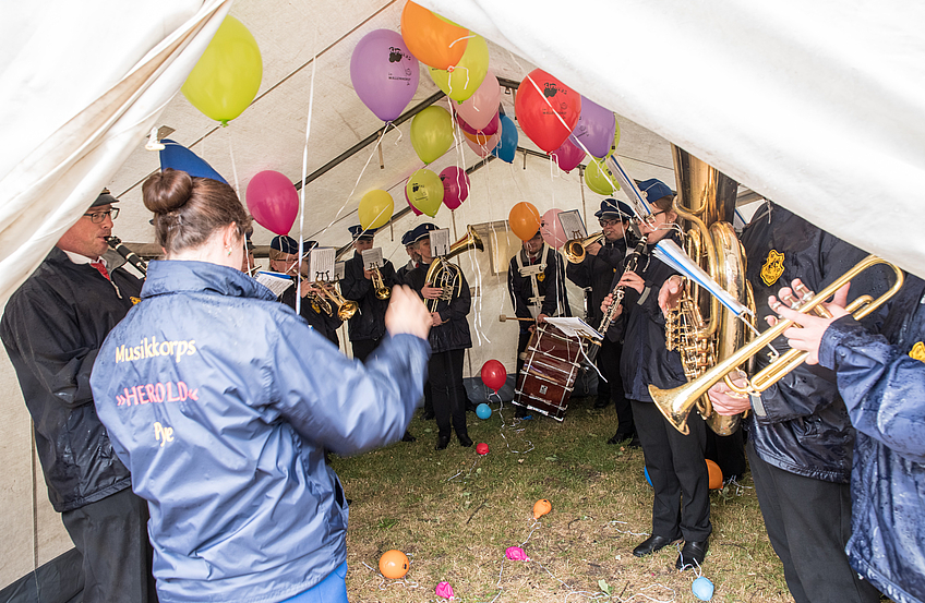 „Hausmusik“ statt Platzkonzert: Musikkorps „Herold“ Pye spielt im Ballonausgabezelt.