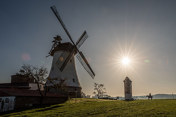 Blick auf die Windmühle Lechtingen mit Nebengebäuden.