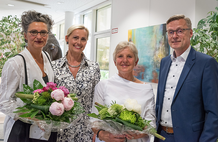 Freuen sich über die gelungene Vernissage: Annette E. Schneider, Margret Terglane (Gemeindeverwaltung), Annette Piwowarski und Bürgermeister Otto Steinkamp (von links).