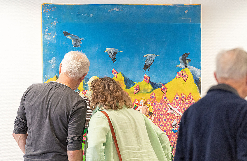 Bei Bernd Steinkamps Kunstwerken schauen die Besucher genau hin. Vieles erkennt man erst auf den zweiten Blick.