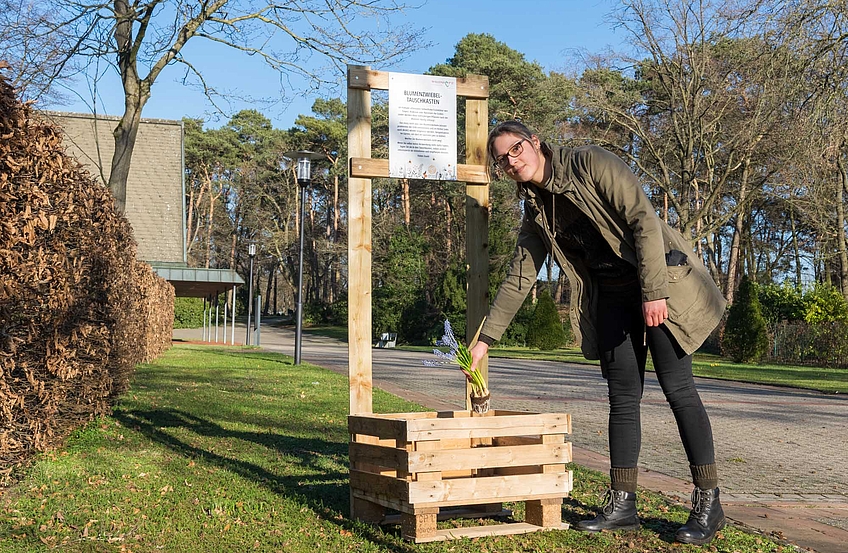 Wallenhorsts Umweltbeauftragte Isabella Markfort mit dem Blumenzwiebel-Tauschkasten auf dem Friedhof in Hollage.