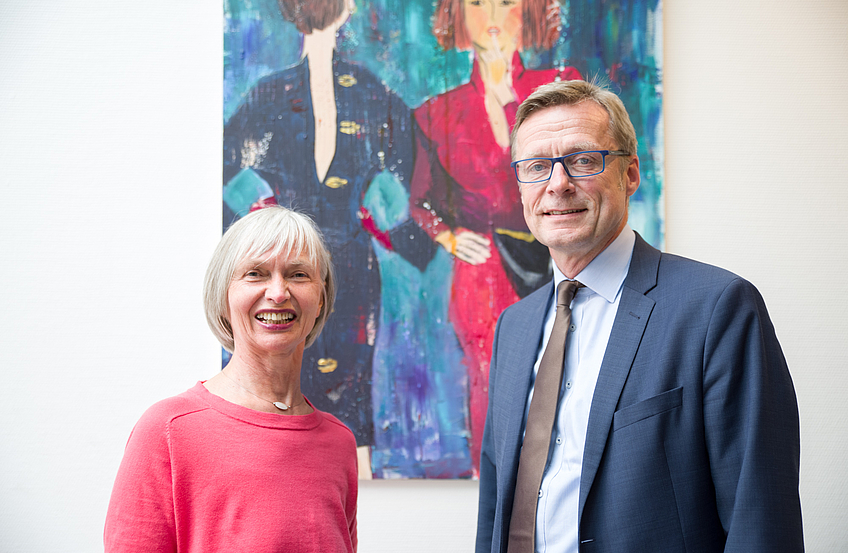 Gaby Köhler und Bürgermeister Otto Steinkamp eröffnen die Ausstellung „Meine Weibsbilder“ im Wallenhorster Rathaus.