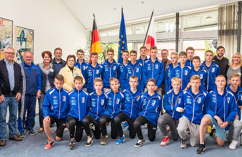 Nach ihrer Teilnahme am Inter-C-Jugend-Fußballturnier von Blau-Weiss-Hollage besuchte die polnische Mannschaft aus der Partnerregion Olsztyn/ Allenstein das Wallenhorster Rathaus.