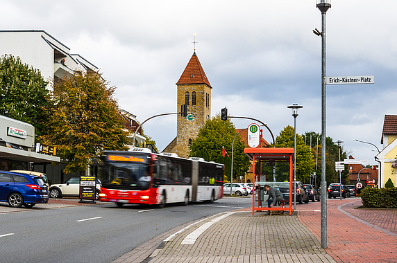 Hollager Straße mit Kirche St. Josef im Hintergrund
