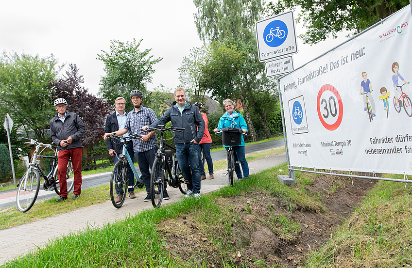 Bürgermeister Otto Steinkamp (2. von links) und Klimaschutzmanager Stefan Sprenger (3. von links) geben gemeinsam mit einigen Ratsmitgliedern die Fahrradstraße frei.