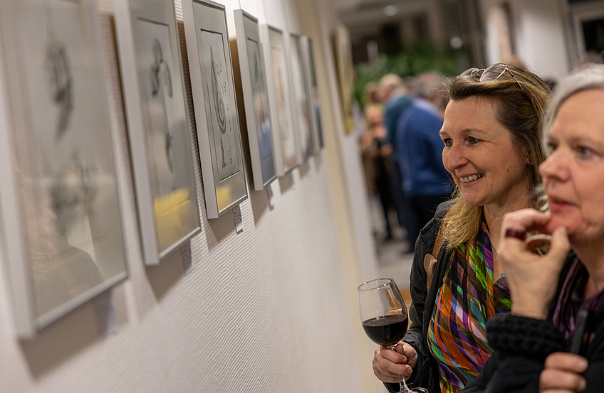 Impressionen der Vernissage zu Jérémy Piquets „Fantastische Welten“ im Wallenhorster Rathaus.