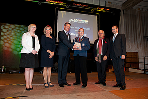 Oliver Brink (4. von links) nimmt den Stein des Anstoßes 2013 von Bürgermeister Ulrich Belde entgegen. Es gratulieren (von links): Annika Wiggermann (Laudatorin), Irmhild Wellmann (sprach das Grußwort), Ehrengast Justus Frantz und Moderator Christian B