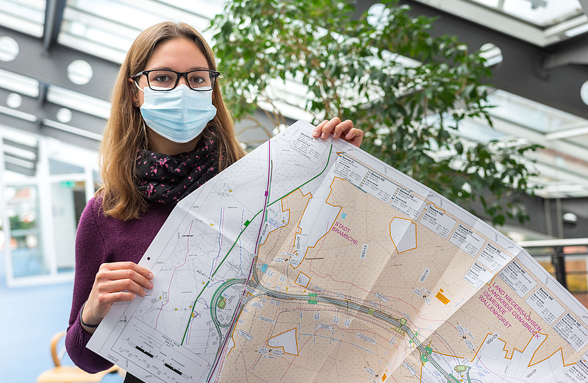 Wallenhorsts Umweltbeauftragte Isabella Draber mit einem Plan aus den öffentlich ausliegenden Unterlagen zur A33 Nord.