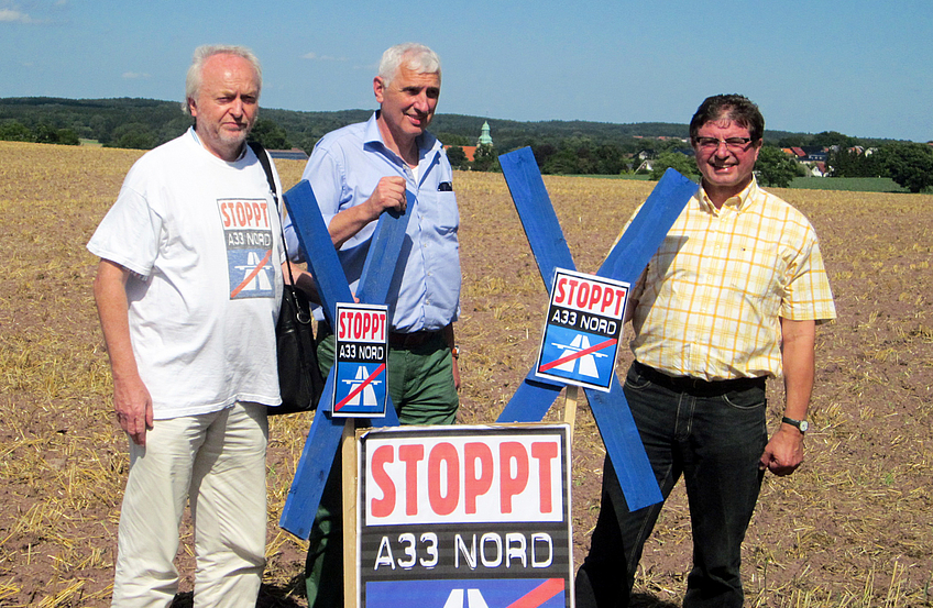 An der geplanten Trasse der A33-Nord trafen sich Mitglieder der Widerstandsgruppen (von links): Johannes Bartelt, Erwin Schröder und Udo Stangier.