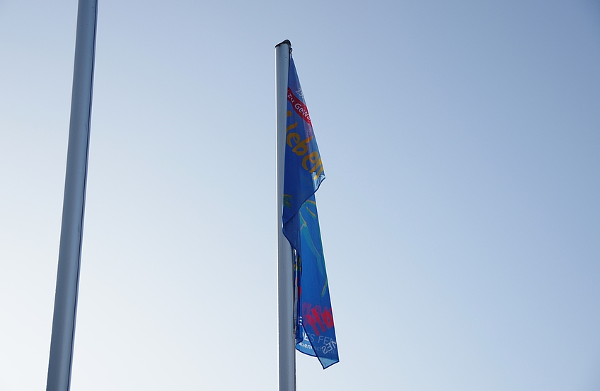 Auch vor dem Wallenhorster Rathaus wird Flagge gezeigt gegen Gewalt gezeigt.