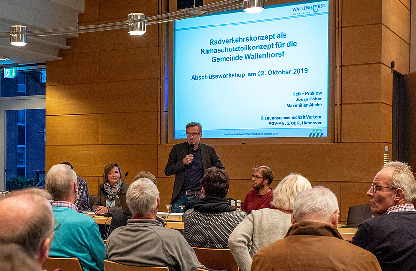 Bürgermeister Otto Steinkamp zeigt sich erfreut über die zahlreiche Teilnahme am Abschlussworkshop zum Radverkehrskonzept.