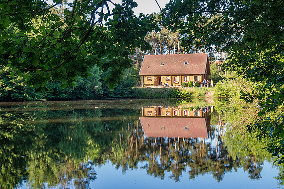 Direkt am Mühlenteich gelegen: das finnische Holzblockhaus.