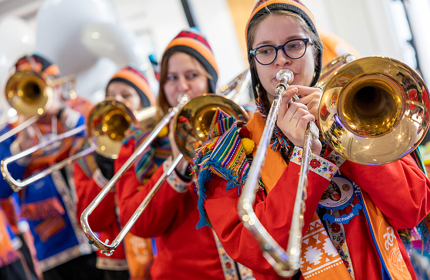Die Reppischfäger aus Dietikon (Schweiz) bringen die Guggenmusik ins Rathaus.