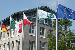 Die Flaggen Deutschlands, Italiens, Polens, der Gemeinde Wallenhorst und der Europäischen Union wehen vor dem Rathaus.