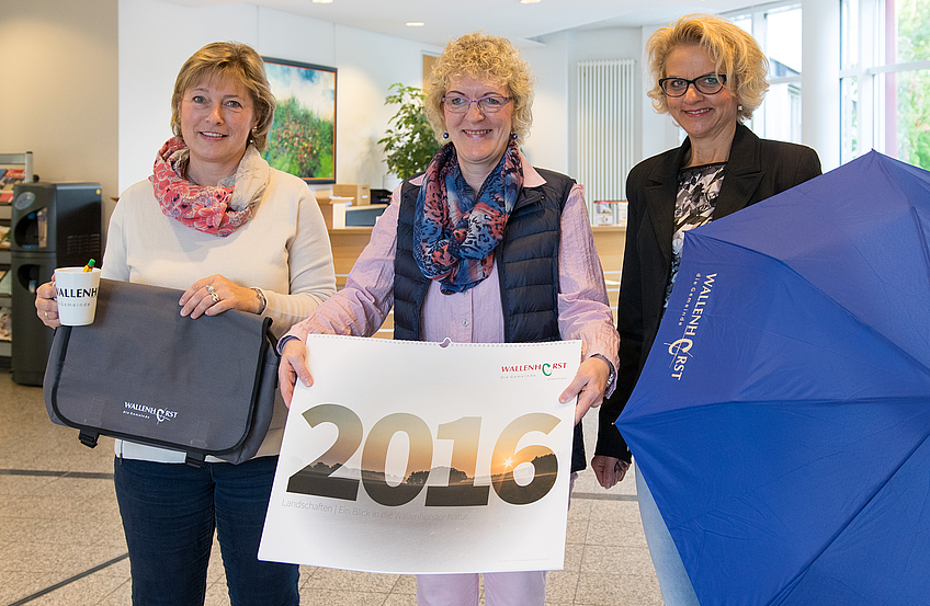 Hannelore Kicker, Gisela Schawe und Petra Guss (von links) präsentieren den Fotokalender 2016 und eine Auswahl der an der Rathausinformation erhältlichen Artikel.