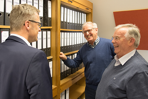 Ließen Bürgermeister Otto Steinkamp hinter die Kulissen des Heimatarchivs blicken: Josef Torbecke und Heinz Hörnschemeyer (von links).