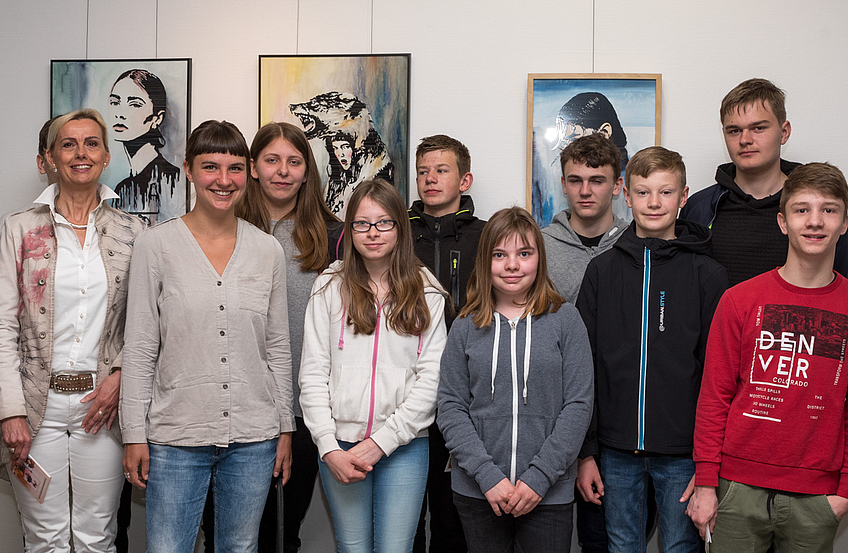 Gruppenfoto mit Lehrerin Dagmar Eilermann, Margret Terglane von der Gemeindeverwaltung und Künstlerin Katrin Lazaruk (von links).