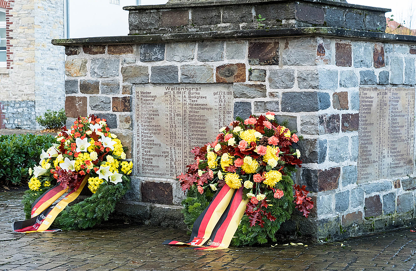 Kränze am Ehrenmal in Wallenhorst erinnern an die Opfer von Krieg und Gewalt.
