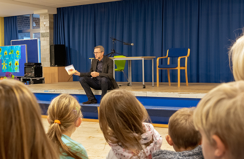 Von der Fledermaus Flatti berichtet Bürgermeister Otto Steinkamp den Kindern der Erich-Kästner-Schule.