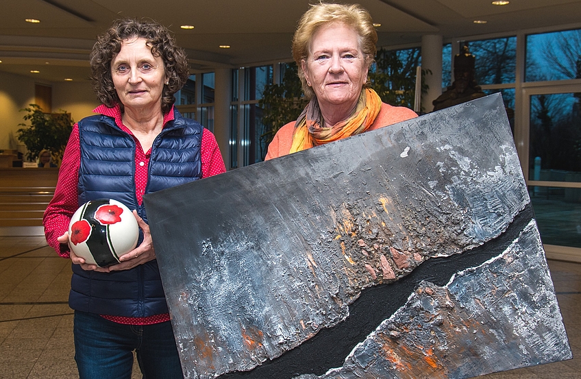Präsentieren ihre Werke gemeinsam im Foyer des Rathauses (von links): Hildegard Brömlage und Renate Bodi.