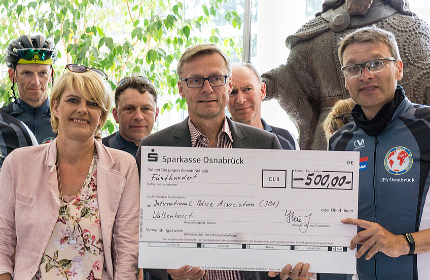 500 Euro zugunsten der Kinderkrebshilfe überreichen Ines Brünger und Bürgermeister Otto Steinkamp an Stefan Bramkamp, Leiter der IPA-Verbindungsstelle Osnabrück.