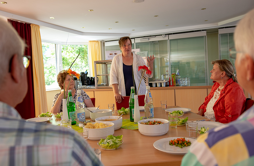 Bernhild Diekriede erläutert den Mitgliedern des Seniorenbeirats das neue Mittagsangebot.