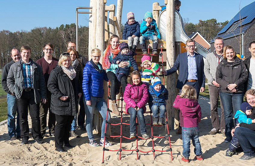 Eingespielt ist er längst, jetzt übernahmen die Kinder aus dem Baugebiet „Hollage West“ ihren Spielplatz auch offiziell von Bürgermeister Otto Steinkamp.