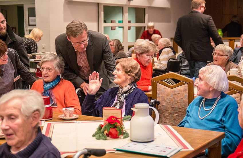 Bürgermeister Otto Steinkamp besuchte die Seniorinnen und Senioren in den Wallenhorster Altenpflegeheimen.