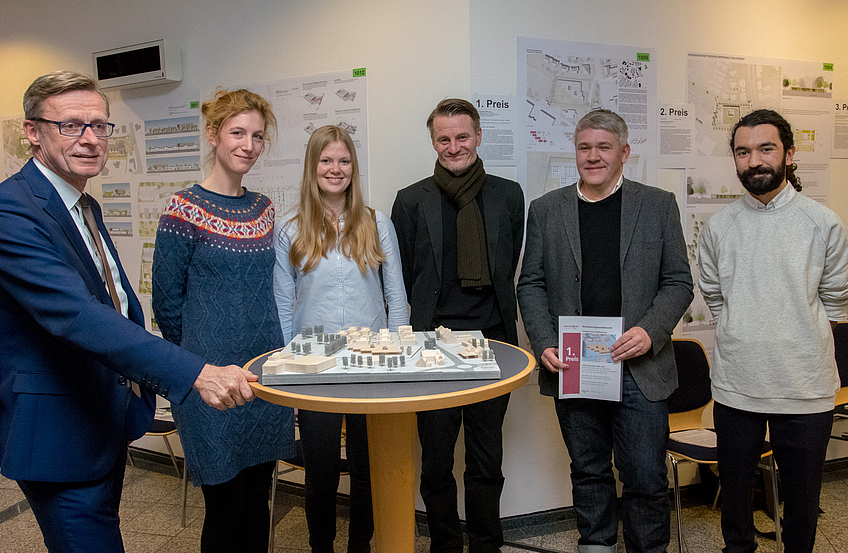 Bürgermeister Otto Steinkamp (links) und das Team des Architekturbüros LHVH am Modell des Krippenhauses.