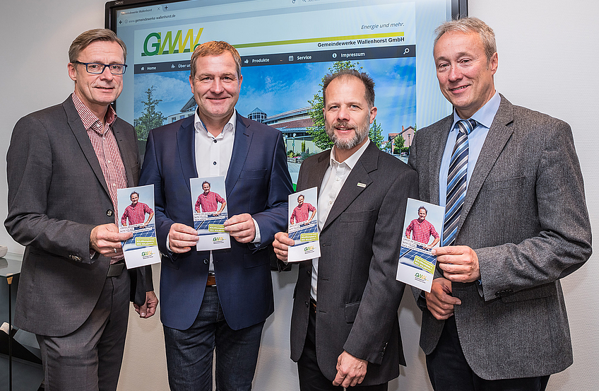 Stellen das neue Angebot der Gemeindewerke Wallenhorst vor (von links): Geschäftsführer Otto Steinkamp, Aufsichtsratsvorsitzender Guido Pott, Martin Holtgrewe (Naturstrom AG) und Dr. Klaus Siedhoff (Stadtwerke Osnabrück).