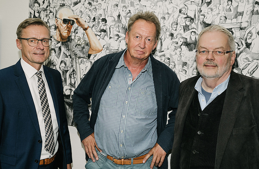 Bürgermeister Otto Steinkamp, Thomas Johannsmeier und Alfred Cordes (von links) eröffnen die Ausstellung „Kunstsprünge“ im Wallenhorster Rathaus.