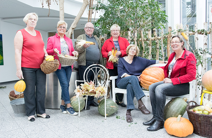 Mitglieder des Seniorenbeirats gestalten ihr Herbstbild im Foyer des Rathauses. Das fertige Ergebnis lässt sich noch bis Freitag (16. Oktober) bewundern.