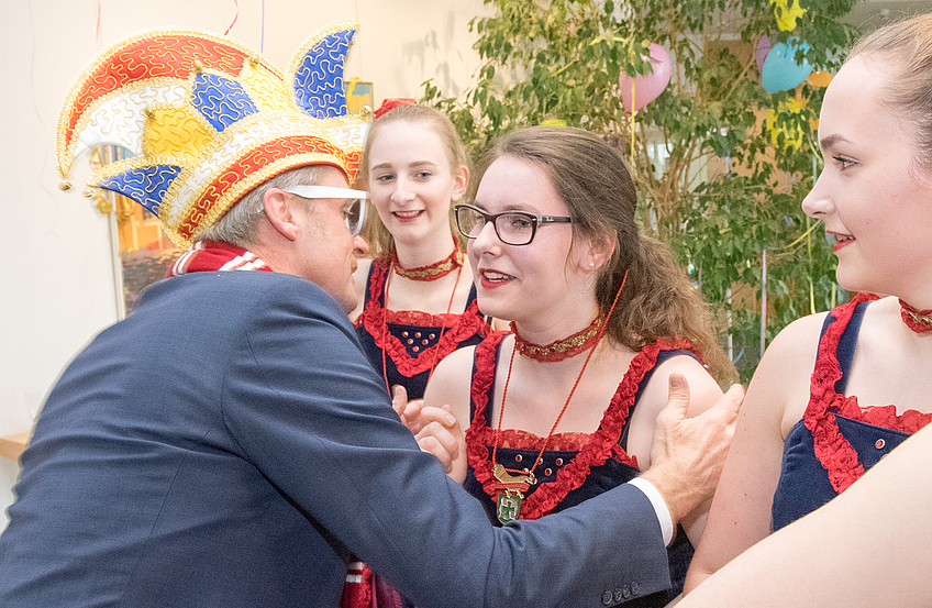 Orden und Küsschen verteilte Bürgermeister Otto Steinkamp am Veilchendienstag an die Närrinnen und Narren, hier an die jungen Damen der Showtanzgruppe „Sweet Sixteen“.