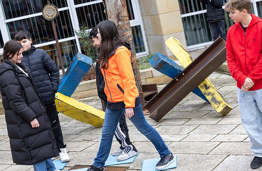 Schülerinnen und Schüler der Alexanderschule erinnern szenisch an die Annexion der Krim.