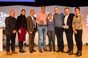 Ehrengast Joey Kelly, Grußwortsprecherin Prof. Dr. Susanne Menzel-Riedl, Bürgermeister Otto Steinkamp, die Preisträger Martin, Elisabeth und Reinhard Brüggemann, Moderator Ludger Abeln und Laudatorin Ulrike Gärtner (von links).