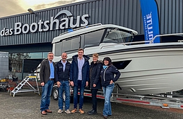 Bürgermeister Otto Steinkamp, Dirk Levien, Frederic Frey, Wirtschaftsförderin Luisa Berlin und Tatjana Solomon vor dem Bootshaus.