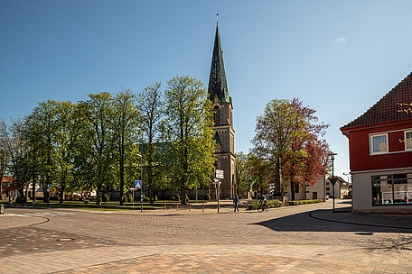 Blick auf den Kirchplatz nach der Sanierung (Stand: April 2020)