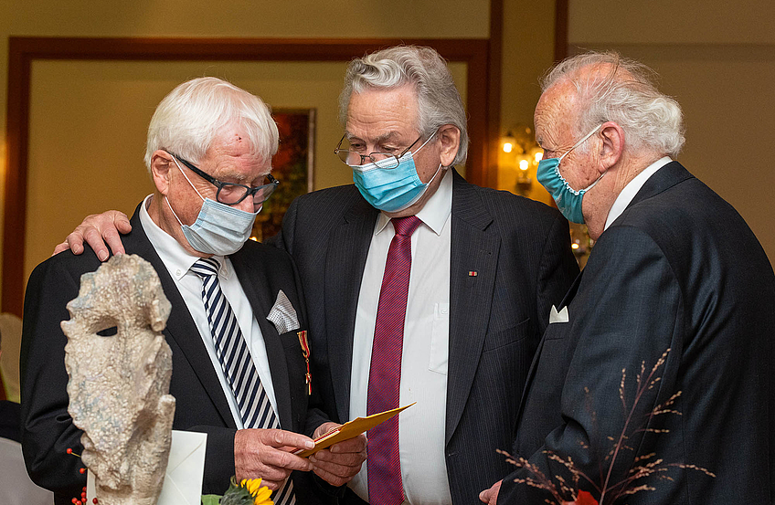 Josef Pott und Hans Stallkamp, die selbst bereits eine Auszeichnung seitens des Bundespräsidenten erhalten haben, gratulieren Alfred Lindner.