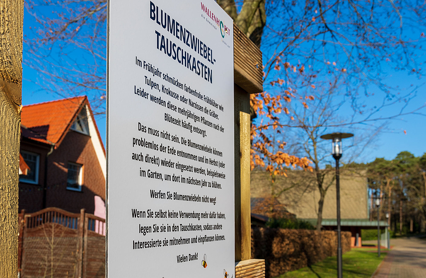 Blumenzwiebel-Tauschkästen laden auf den Friedhöfen zur Weiterverwertung von Blumenzwiebeln ein.